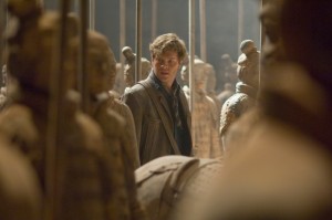 Alex walks throught the Terracotta Army. The Mummy: Tomb of the Dragon Emperor