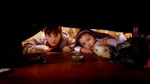Noah and Emma look for the alien 'spinners' with Mimzy