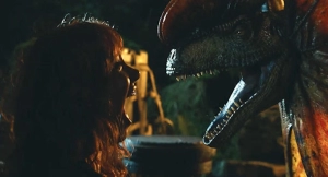 Claire comes facce to face with a Dilophosaurus. Jurassic World: Dominion.